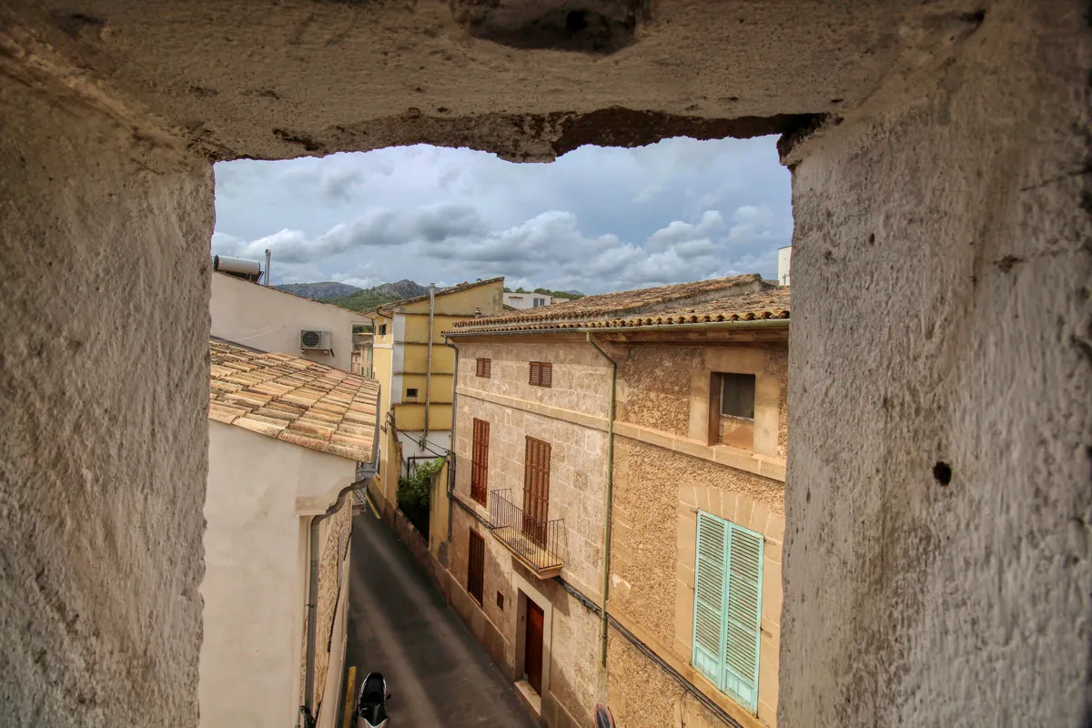 For-sale-large-house-with-garage-and-terraces-overlooking-the-village-of-Pollença-Puig-María
