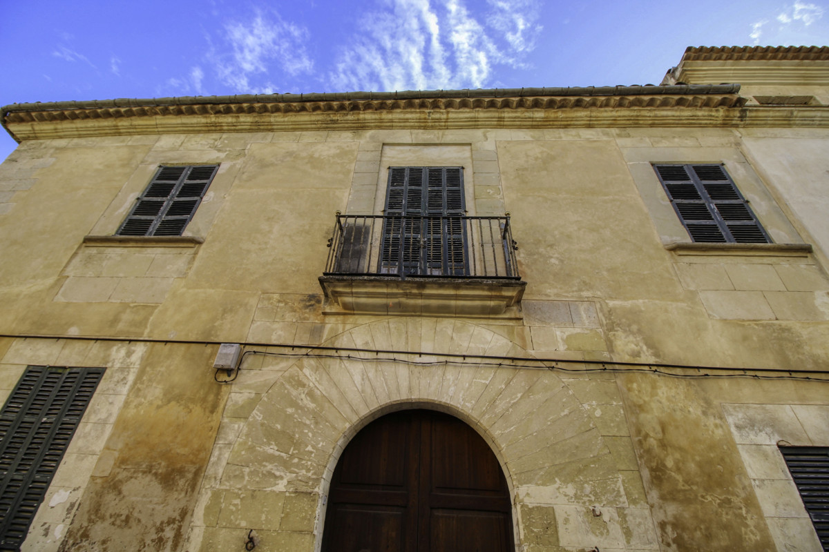 Zu-verkaufen-historisches-Haus-hotel-mit-fantastischem-Weinkeller-Innenhof-und-Terrassen-im-historischen-Zentrum-von-Manacor