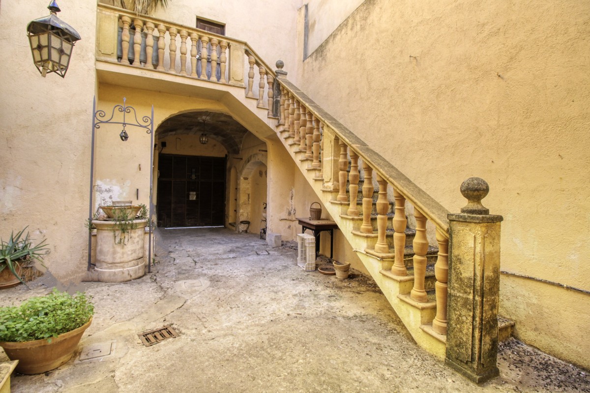 Zu-verkaufen-historisches-Haus-hotel-mit-fantastischem-Weinkeller-Innenhof-und-Terrassen-im-historischen-Zentrum-von-Manacor