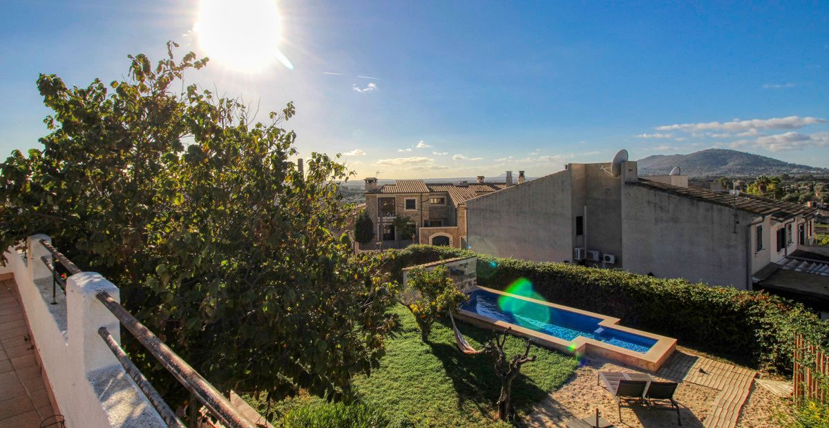 Fantastisches-traditionelles-Haus-zum-Verkauf-mit-Ferienvermietungslizenz-Terrassen-Garten-und-Pool-in-Búger