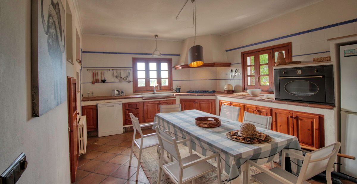 Fantastisches-traditionelles-Haus-zum-Verkauf-mit-Ferienvermietungslizenz-Terrassen-Garten-und-Pool-in-Búger