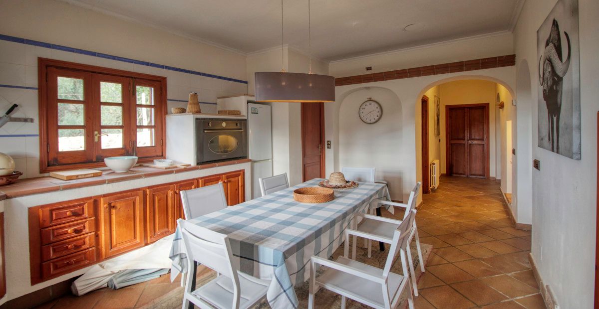 Fantastisches-traditionelles-Haus-zum-Verkauf-mit-Ferienvermietungslizenz-Terrassen-Garten-und-Pool-in-Búger