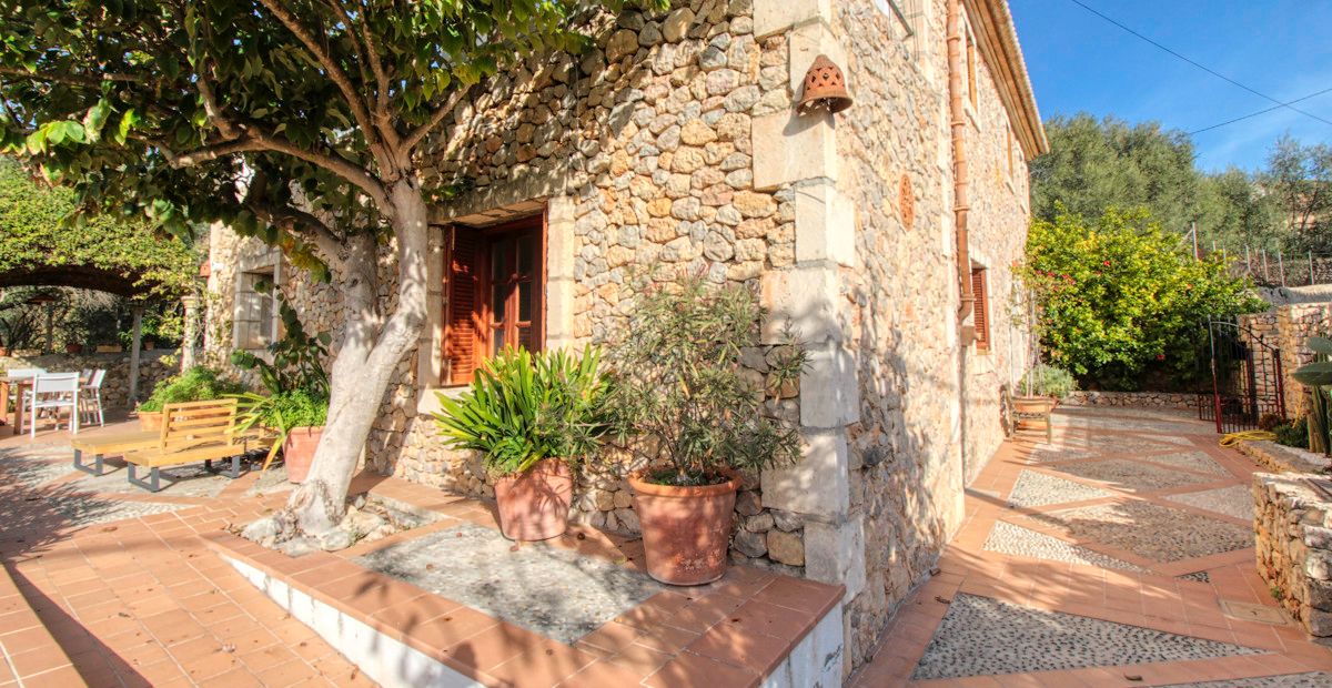 Fantastisches-traditionelles-Haus-zum-Verkauf-mit-Ferienvermietungslizenz-Terrassen-Garten-und-Pool-in-Búger