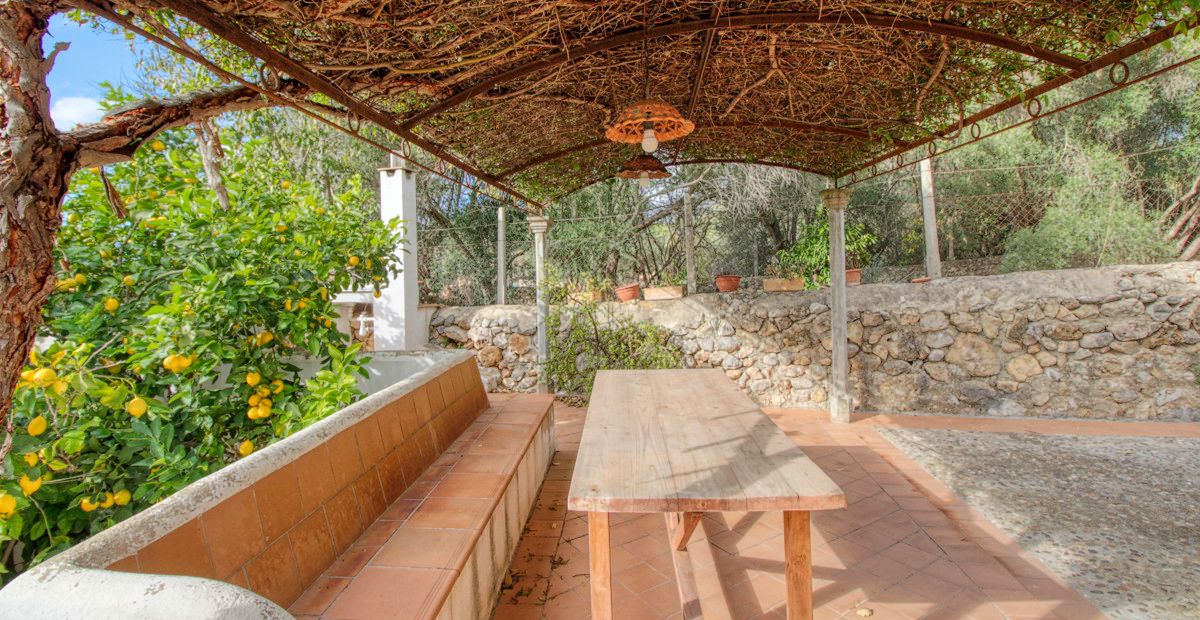 Fantastisches-traditionelles-Haus-zum-Verkauf-mit-Ferienvermietungslizenz-Terrassen-Garten-und-Pool-in-Búger