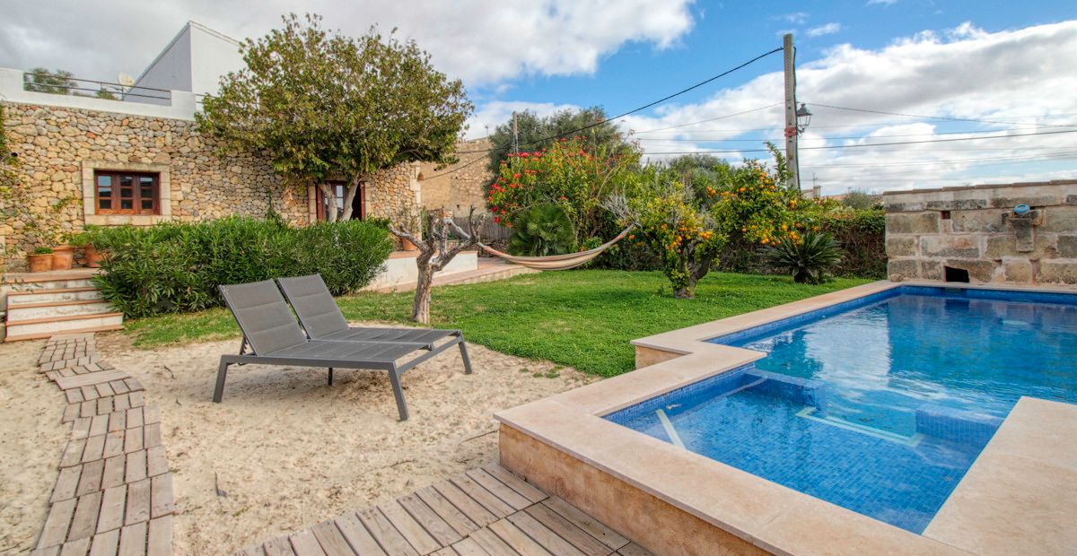 Fantastisches-traditionelles-Haus-zum-Verkauf-mit-Ferienvermietungslizenz-Terrassen-Garten-und-Pool-in-Búger