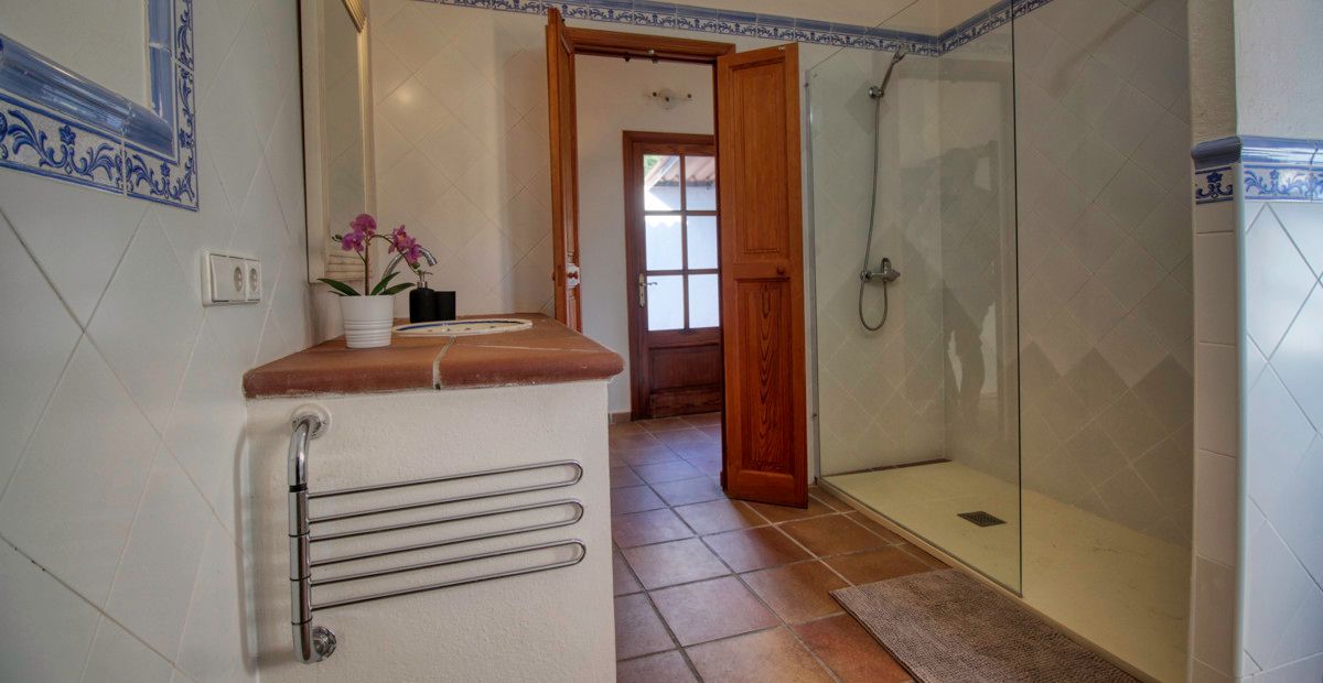 Fantastisches-traditionelles-Haus-zum-Verkauf-mit-Ferienvermietungslizenz-Terrassen-Garten-und-Pool-in-Búger