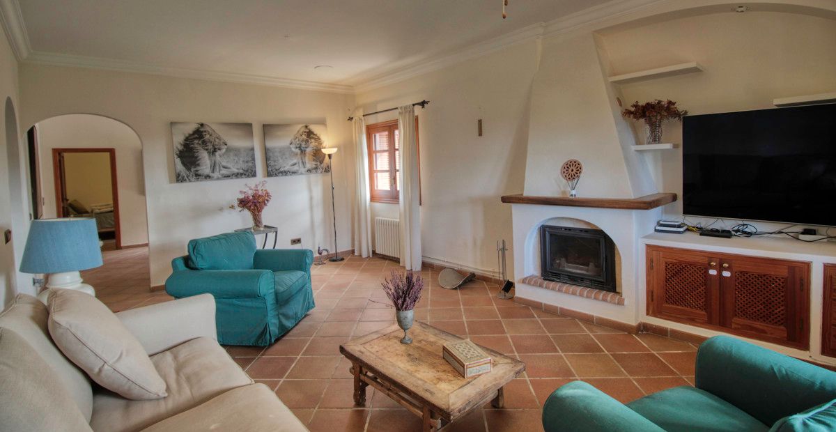 Fantastisches-traditionelles-Haus-zum-Verkauf-mit-Ferienvermietungslizenz-Terrassen-Garten-und-Pool-in-Búger