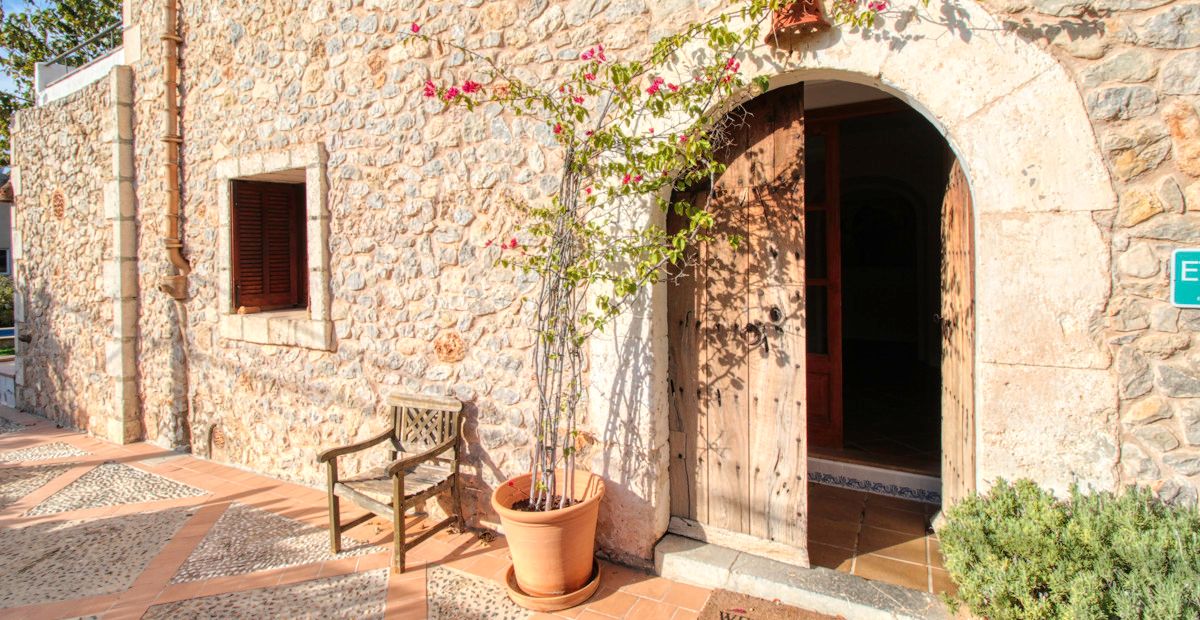 Fantastisches-traditionelles-Haus-zum-Verkauf-mit-Ferienvermietungslizenz-Terrassen-Garten-und-Pool-in-Búger