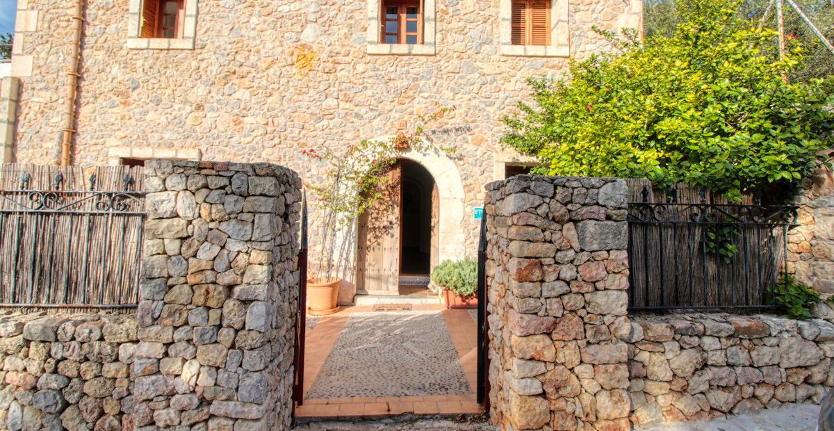 Fantastisches-traditionelles-Haus-zum-Verkauf-mit-Ferienvermietungslizenz-Terrassen-Garten-und-Pool-in-Búger