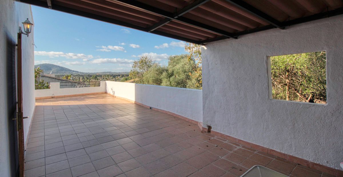 Fantastisches-traditionelles-Haus-zum-Verkauf-mit-Ferienvermietungslizenz-Terrassen-Garten-und-Pool-in-Búger