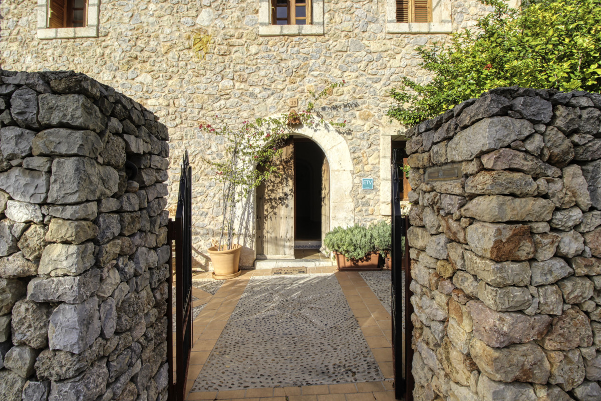 Fantastisches-traditionelles-Haus-zum-Verkauf-mit-Ferienvermietungslizenz-Terrassen-Garten-und-Pool-in-Búger