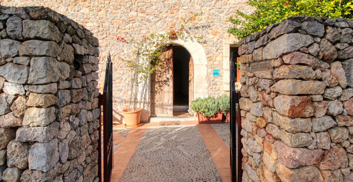 Fantastisches-traditionelles-Haus-zum-Verkauf-mit-Ferienvermietungslizenz-Terrassen-Garten-und-Pool-in-Búger