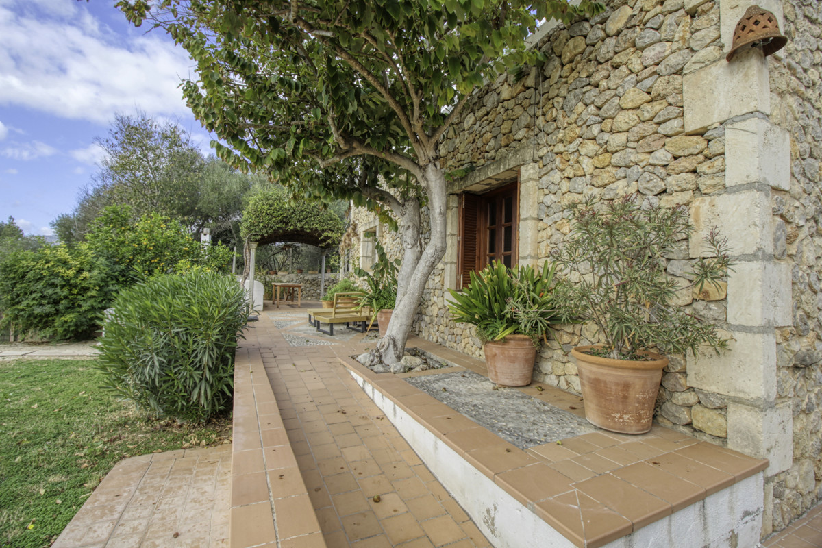 Fantastisches-traditionelles-Haus-zum-Verkauf-mit-Ferienvermietungslizenz-Terrassen-Garten-und-Pool-in-Búger