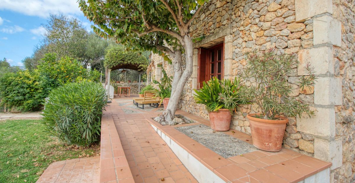 Fantastisches-traditionelles-Haus-zum-Verkauf-mit-Ferienvermietungslizenz-Terrassen-Garten-und-Pool-in-Búger