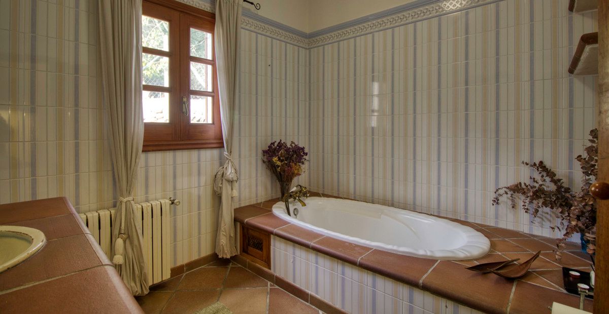Fantastisches-traditionelles-Haus-zum-Verkauf-mit-Ferienvermietungslizenz-Terrassen-Garten-und-Pool-in-Búger