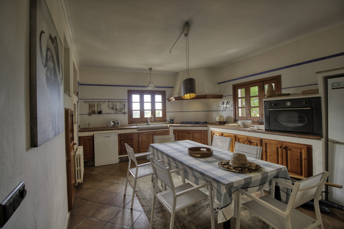 Fantástica-casa-tradicional-en-venta-con-licencia-vacacional-terrazas-jardín-piscina-en-Búger