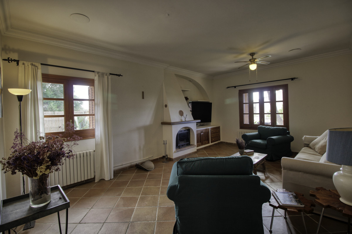 Fantástica-casa-tradicional-en-venta-con-licencia-vacacional-terrazas-jardín-piscina-en-Búger
