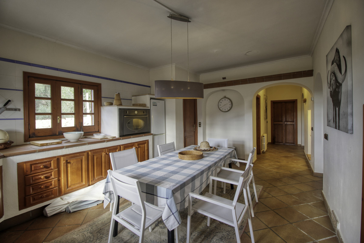 Fantástica-casa-tradicional-en-venta-con-licencia-vacacional-terrazas-jardín-piscina-en-Búger