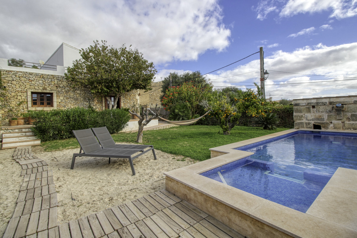 Fantástica-casa-tradicional-en-venta-con-licencia-vacacional-terrazas-jardín-piscina-en-Búger
