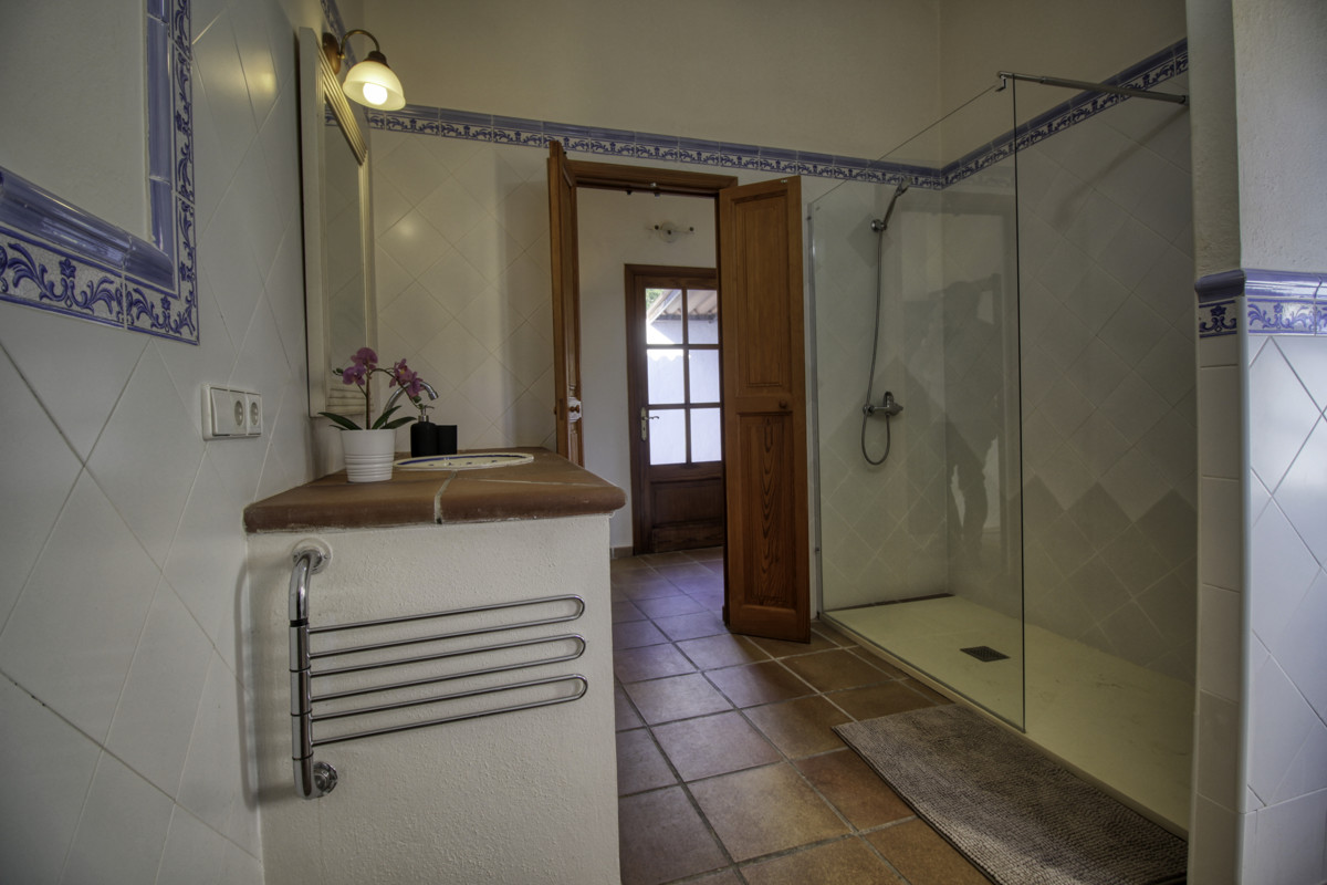 Fantástica-casa-tradicional-en-venta-con-licencia-vacacional-terrazas-jardín-piscina-en-Búger