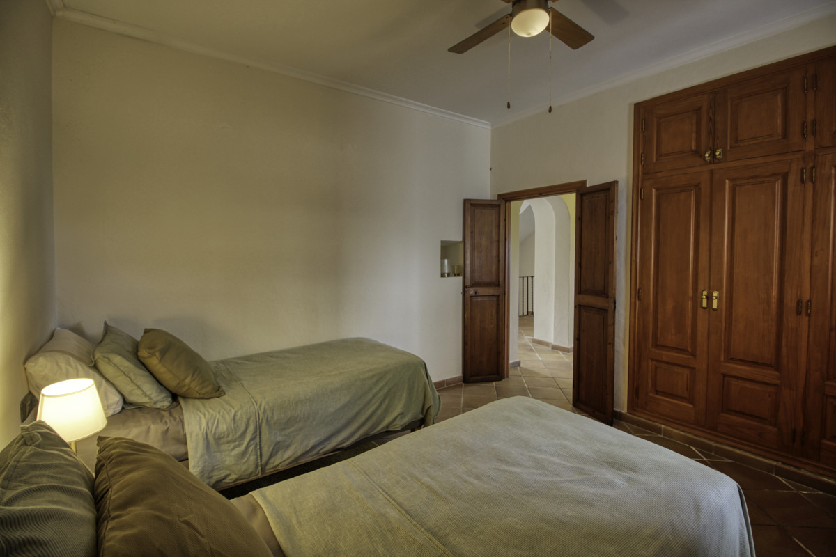 Fantástica-casa-tradicional-en-venta-con-licencia-vacacional-terrazas-jardín-piscina-en-Búger