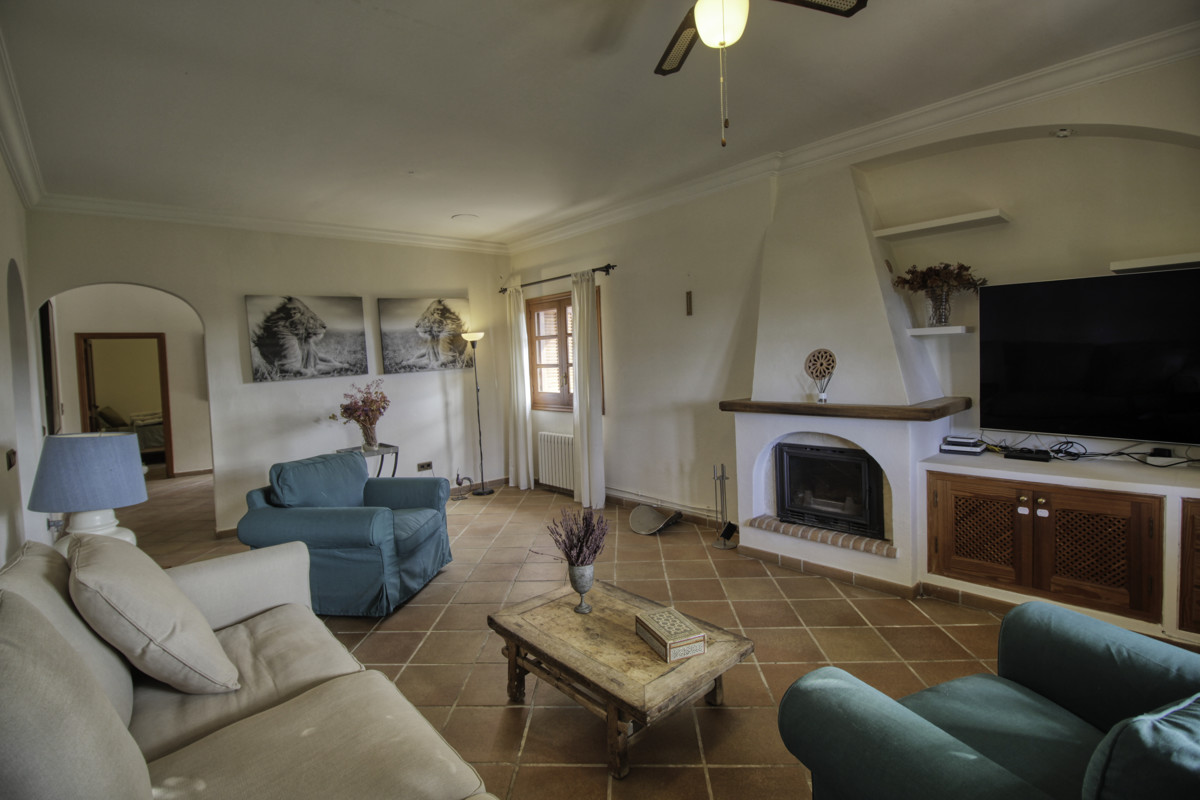 Fantástica-casa-tradicional-en-venta-con-licencia-vacacional-terrazas-jardín-piscina-en-Búger
