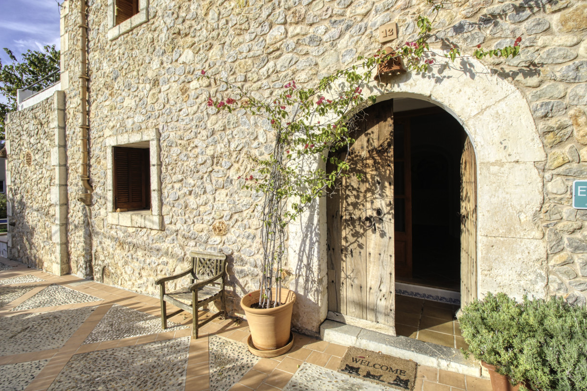 Fantástica-casa-tradicional-en-venta-con-licencia-vacacional-terrazas-jardín-piscina-en-Búger