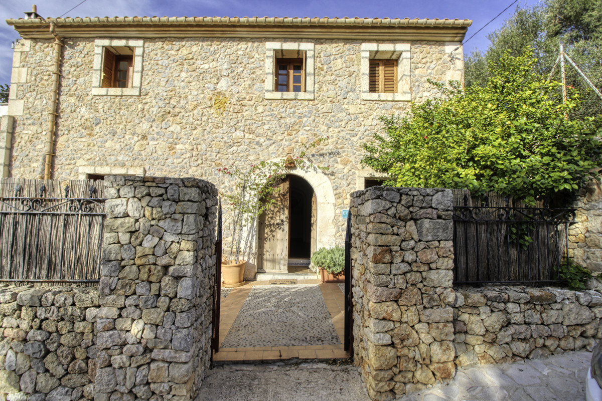 Fantástica-casa-tradicional-en-venta-con-licencia-vacacional-terrazas-jardín-piscina-en-Búger