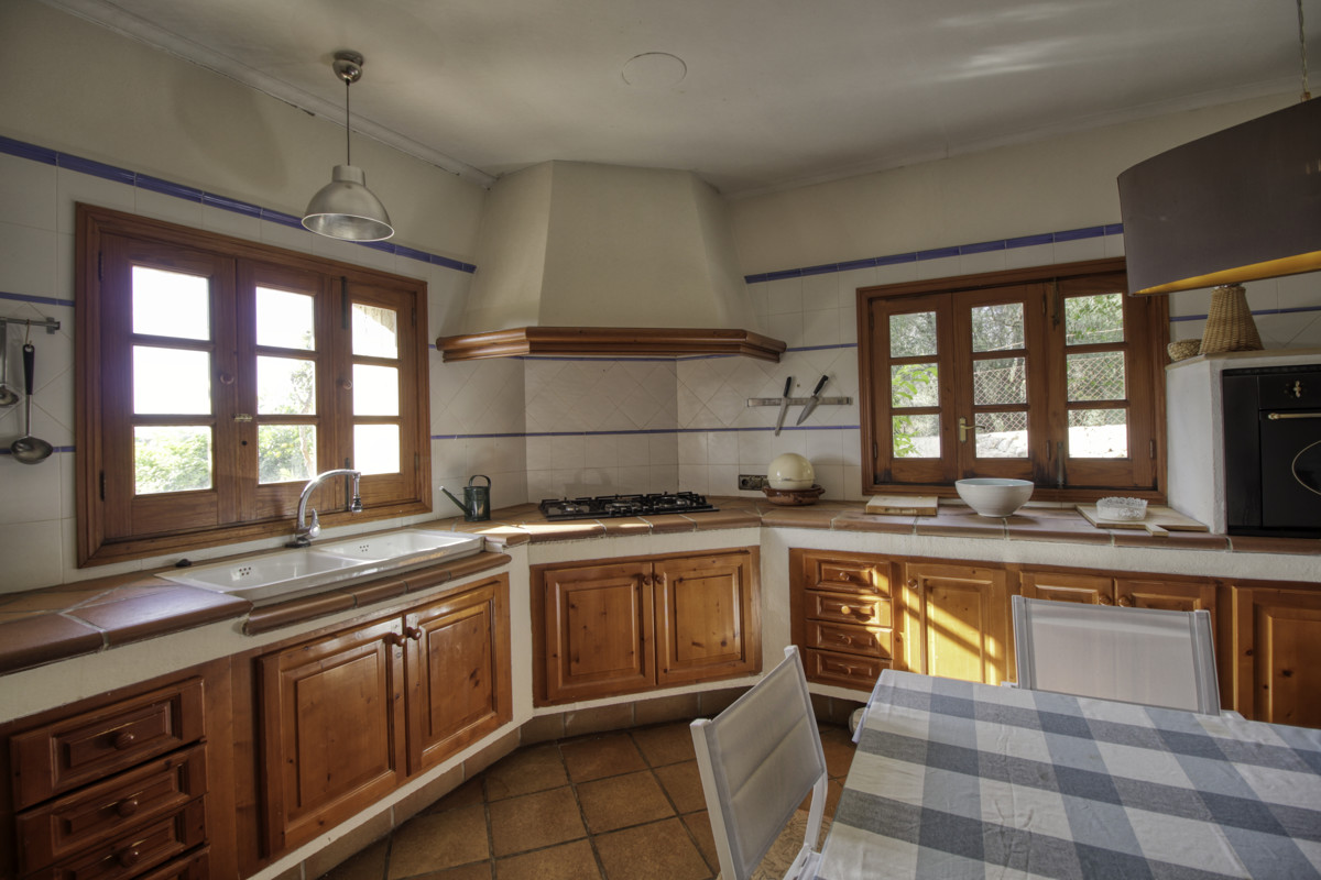 Fantástica-casa-tradicional-en-venta-con-licencia-vacacional-terrazas-jardín-piscina-en-Búger
