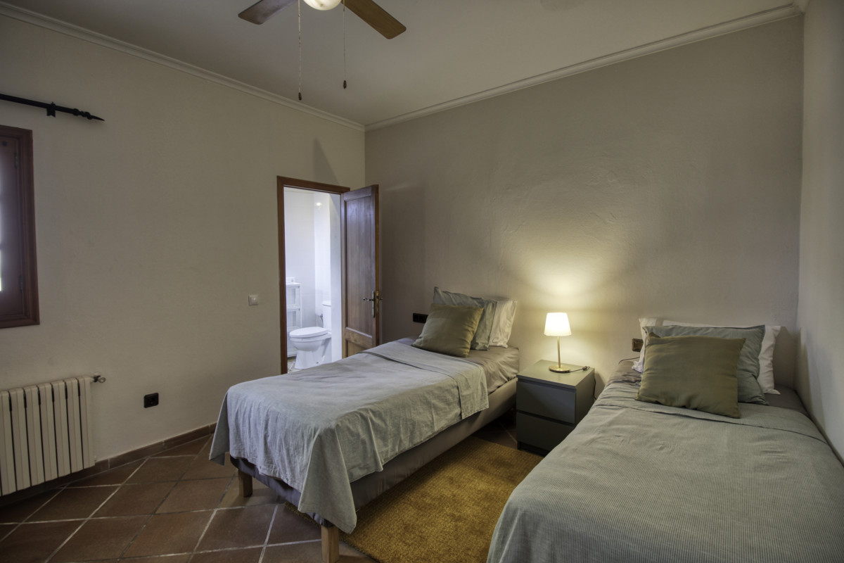 Fantástica-casa-tradicional-en-venta-con-licencia-vacacional-terrazas-jardín-piscina-en-Búger
