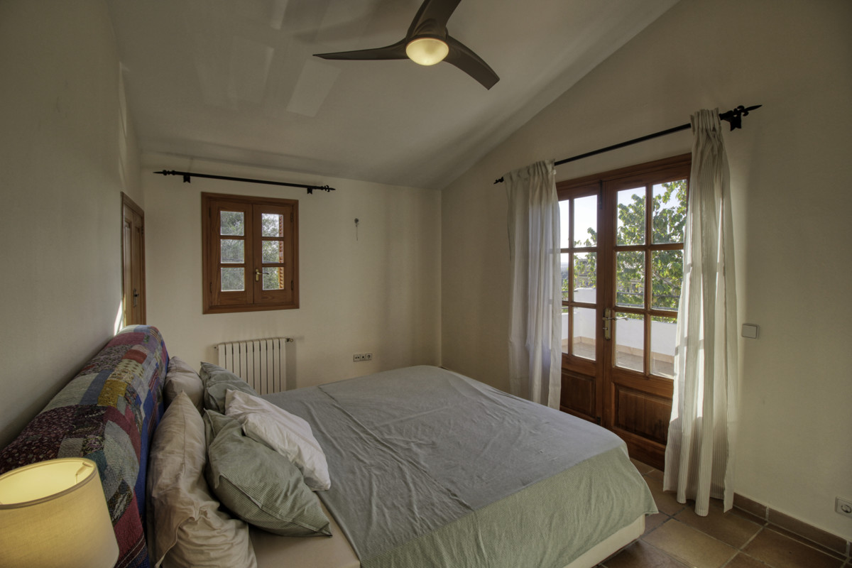 Fantástica-casa-tradicional-en-venta-con-licencia-vacacional-terrazas-jardín-piscina-en-Búger