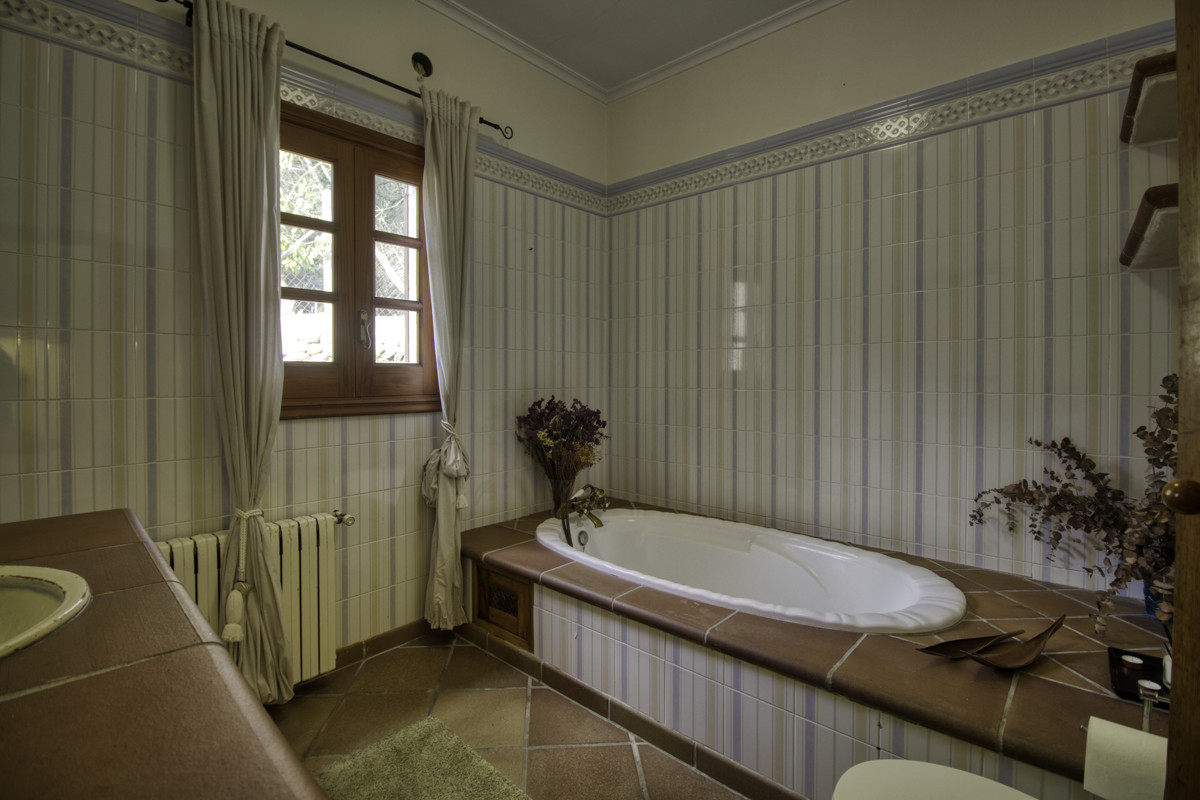 Fantástica-casa-tradicional-en-venta-con-licencia-vacacional-terrazas-jardín-piscina-en-Búger