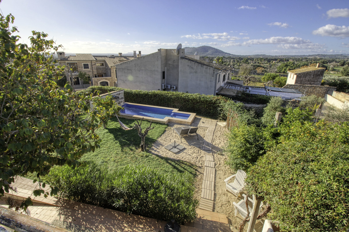 Fantástica-casa-tradicional-en-venta-con-licencia-vacacional-terrazas-jardín-piscina-en-Búger
