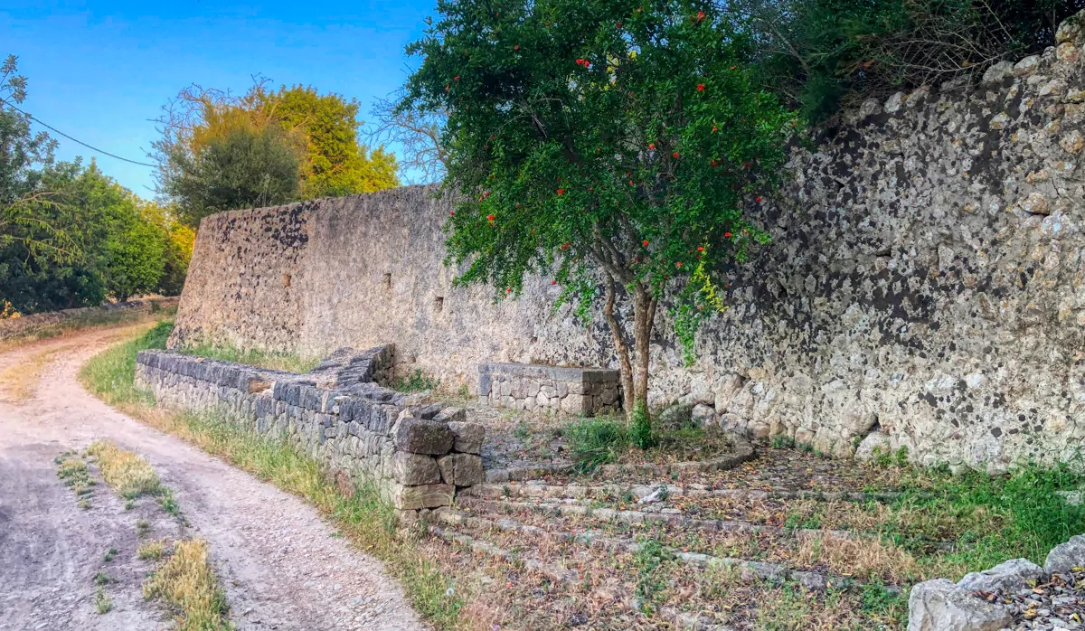Zu-verkaufen-rustikales-Land-mit-Lizenz-sofort-zu-bauen-ein-Haus-und-Schwimmbad-in-Ullaró