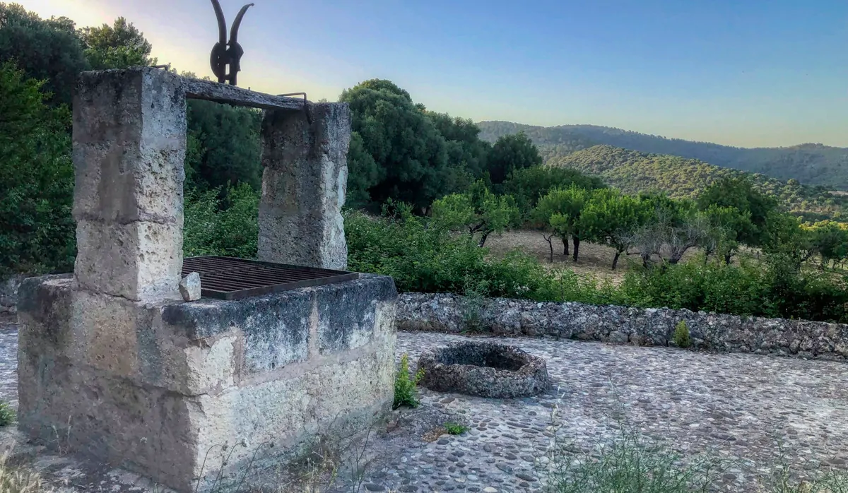 Zu-verkaufen-rustikales-Land-mit-Lizenz-sofort-zu-bauen-ein-Haus-und-Schwimmbad-in-Ullaró