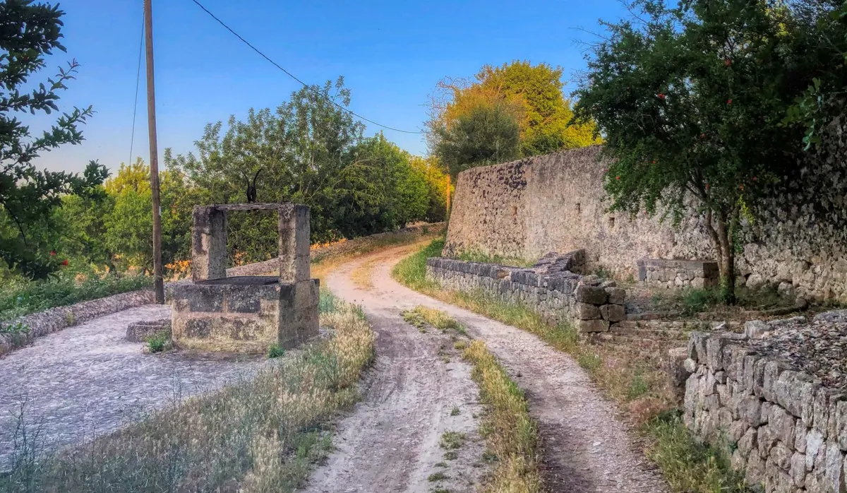 Zu-verkaufen-rustikales-Land-mit-Lizenz-sofort-zu-bauen-ein-Haus-und-Schwimmbad-in-Ullaró