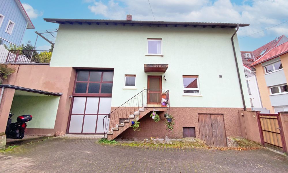 Außenansicht des Hauses mit Fahrzeughalle