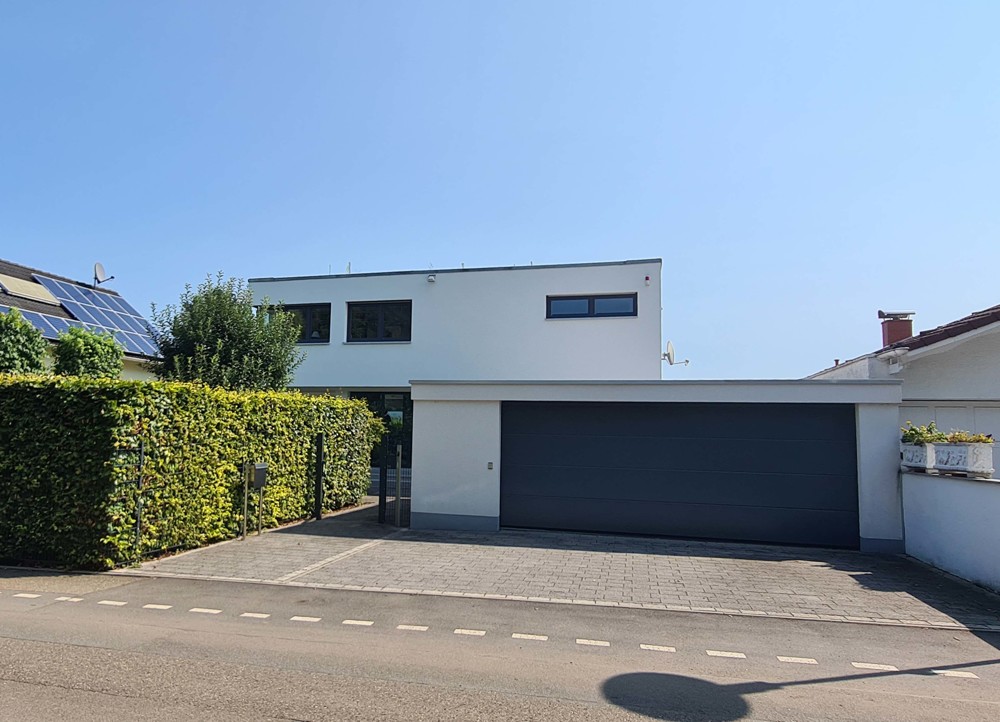 Haus mit Garagenzufahrt