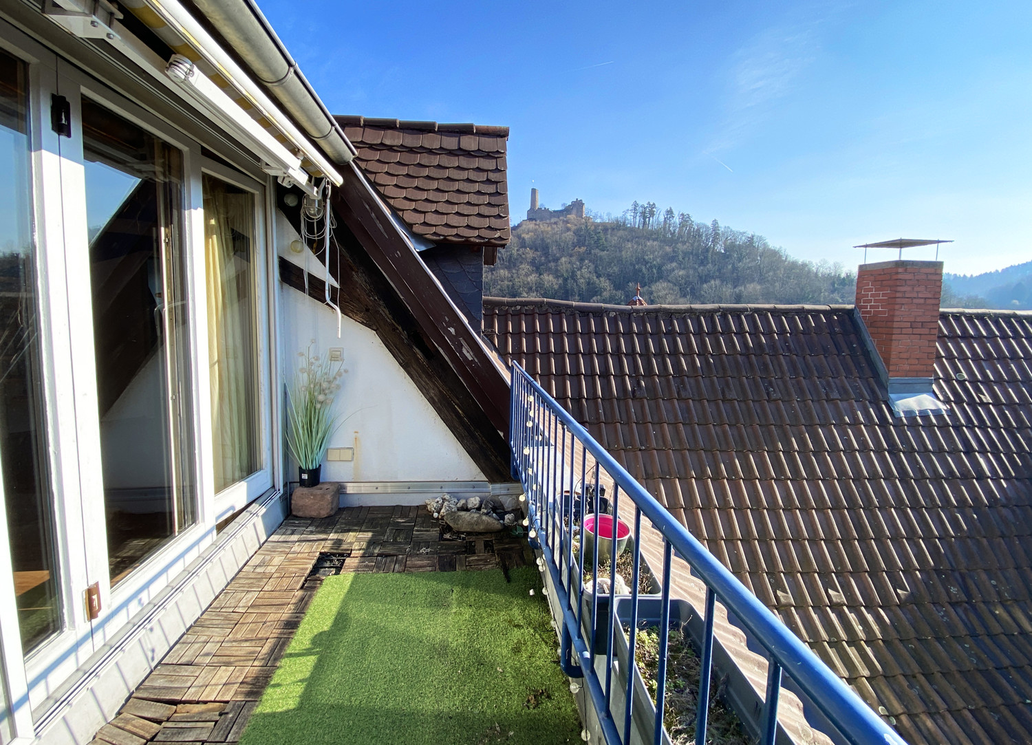 Balkon mit Blick auf die Burg Windeck