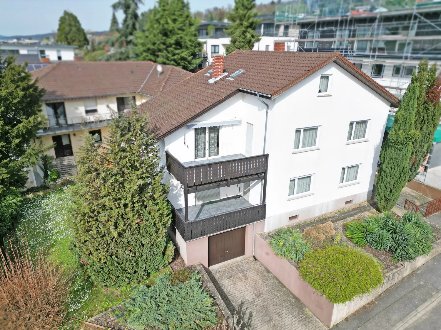 Two single-family homes in a prime location – with potential and a fantastic view over the Rhine plain! At a fair price.