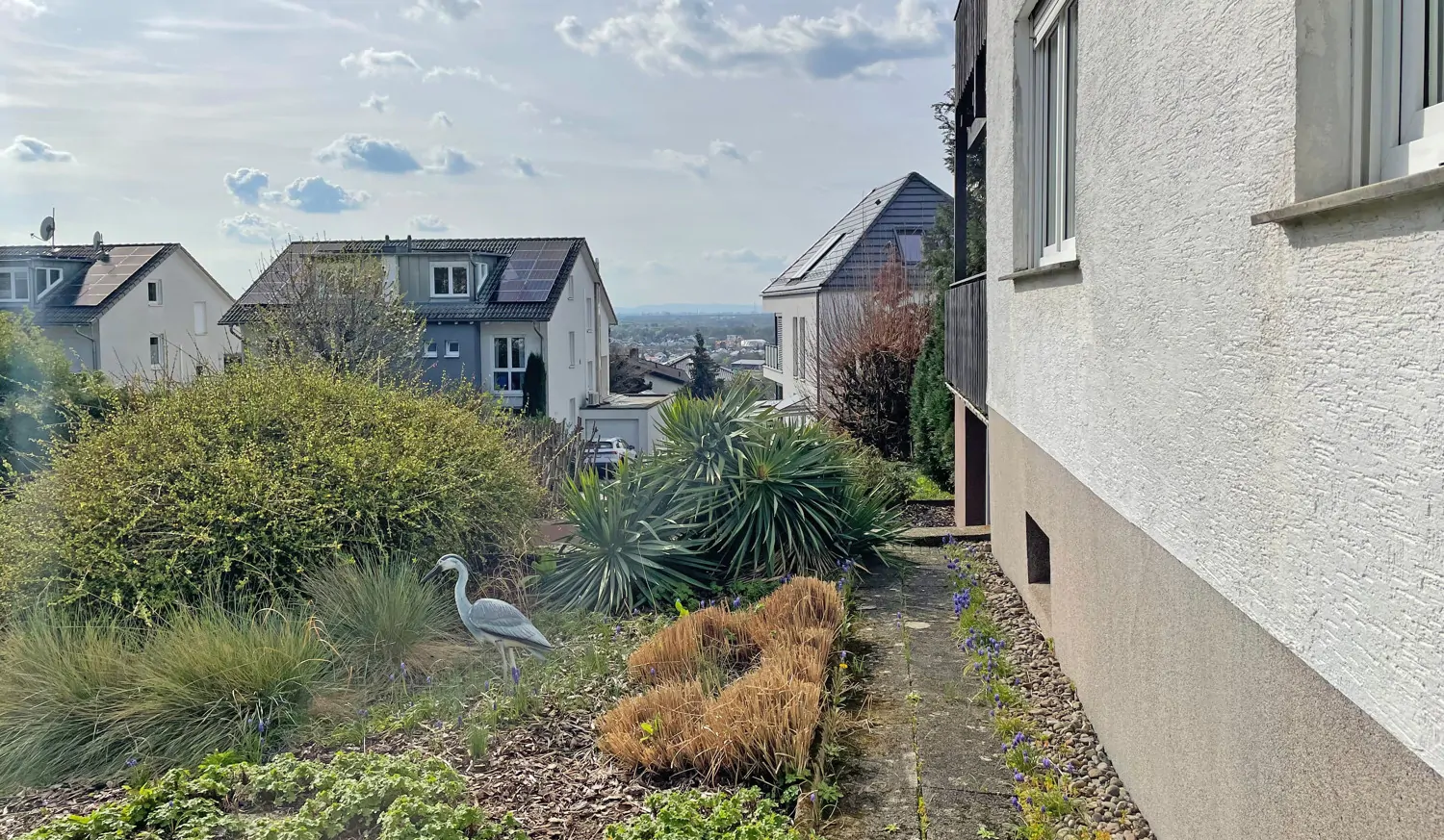 Vorgarten mit Blick in die Ebene