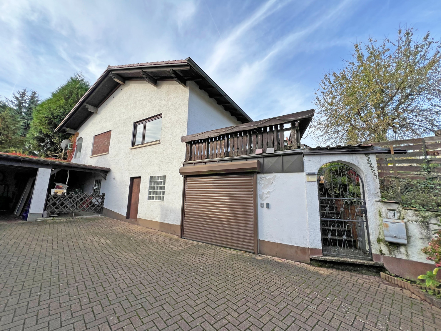 Außenansicht des Hauses mit Garage