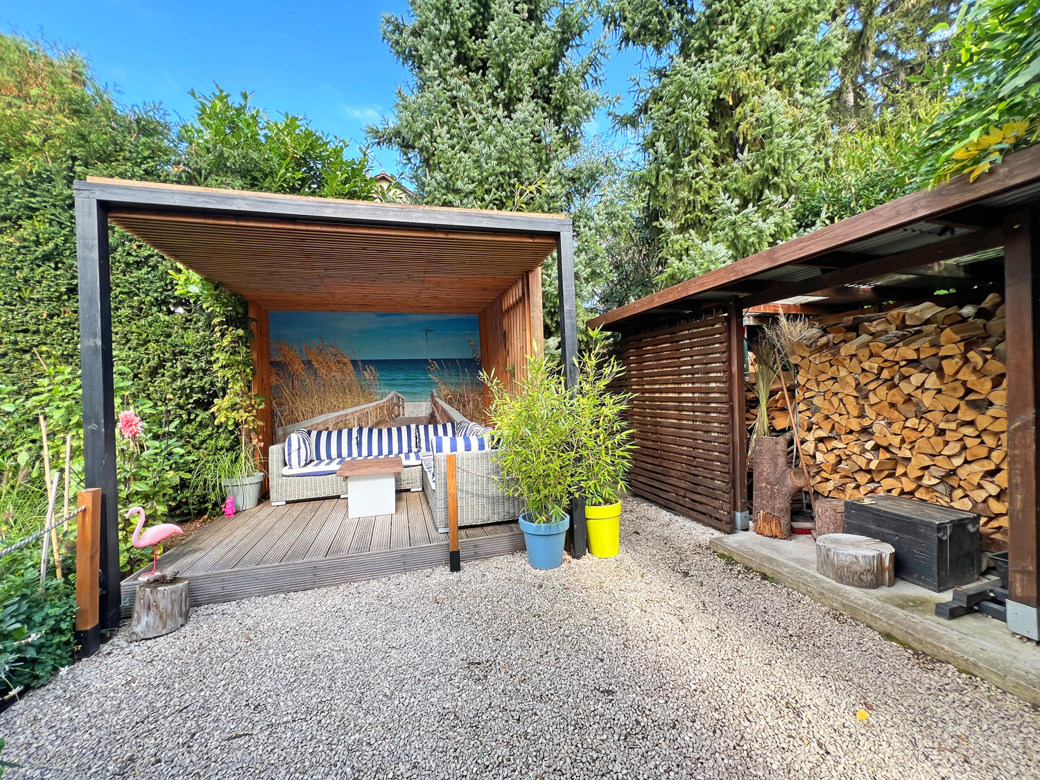 Loggia im Garten mit Feuerholz