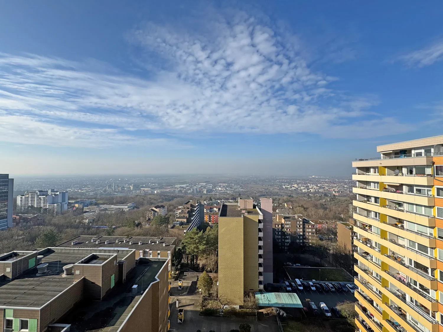 High above the rooftops – Well-maintained condominium with beautiful panoramic views