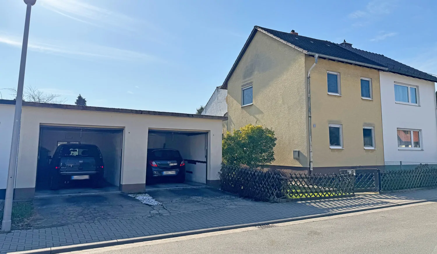 Außenansicht mit Garage