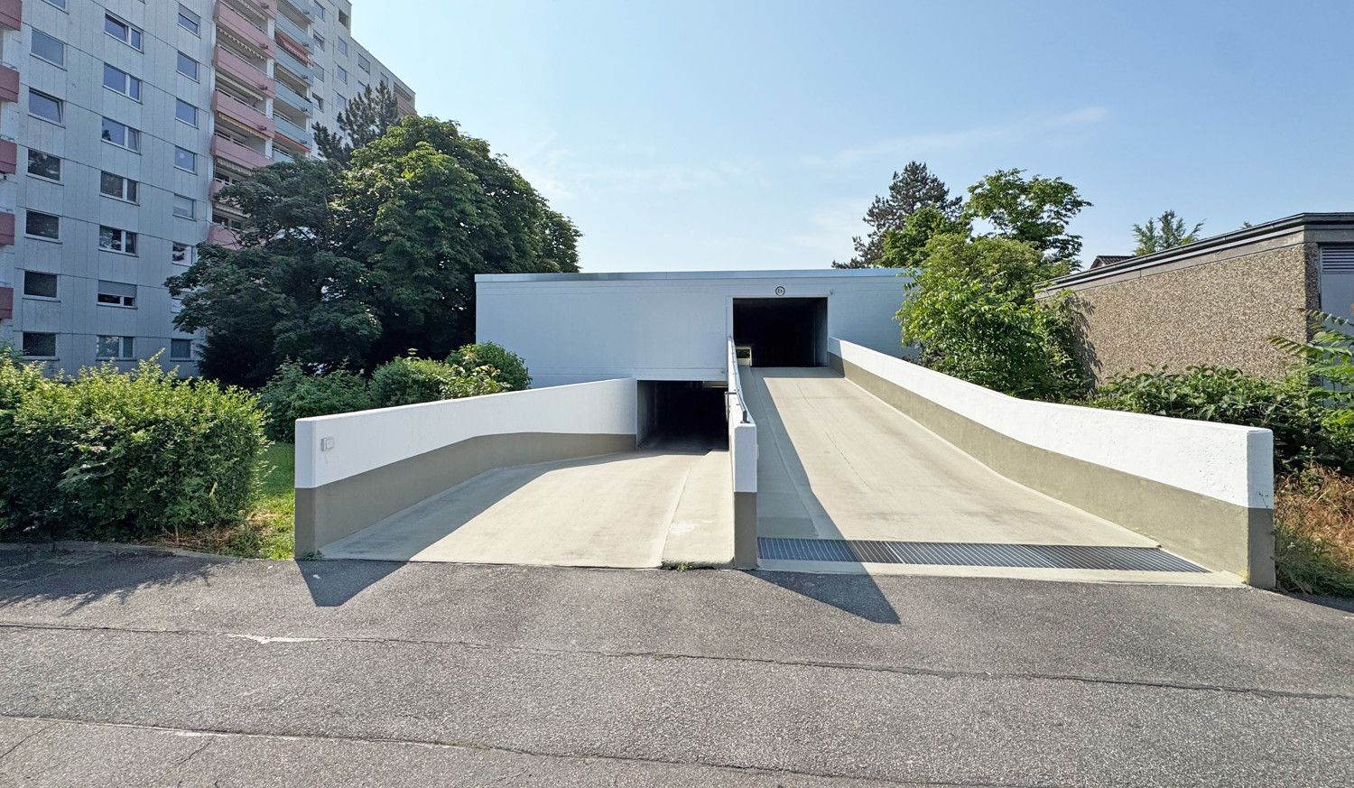Einfahrt Garagenstellplätze