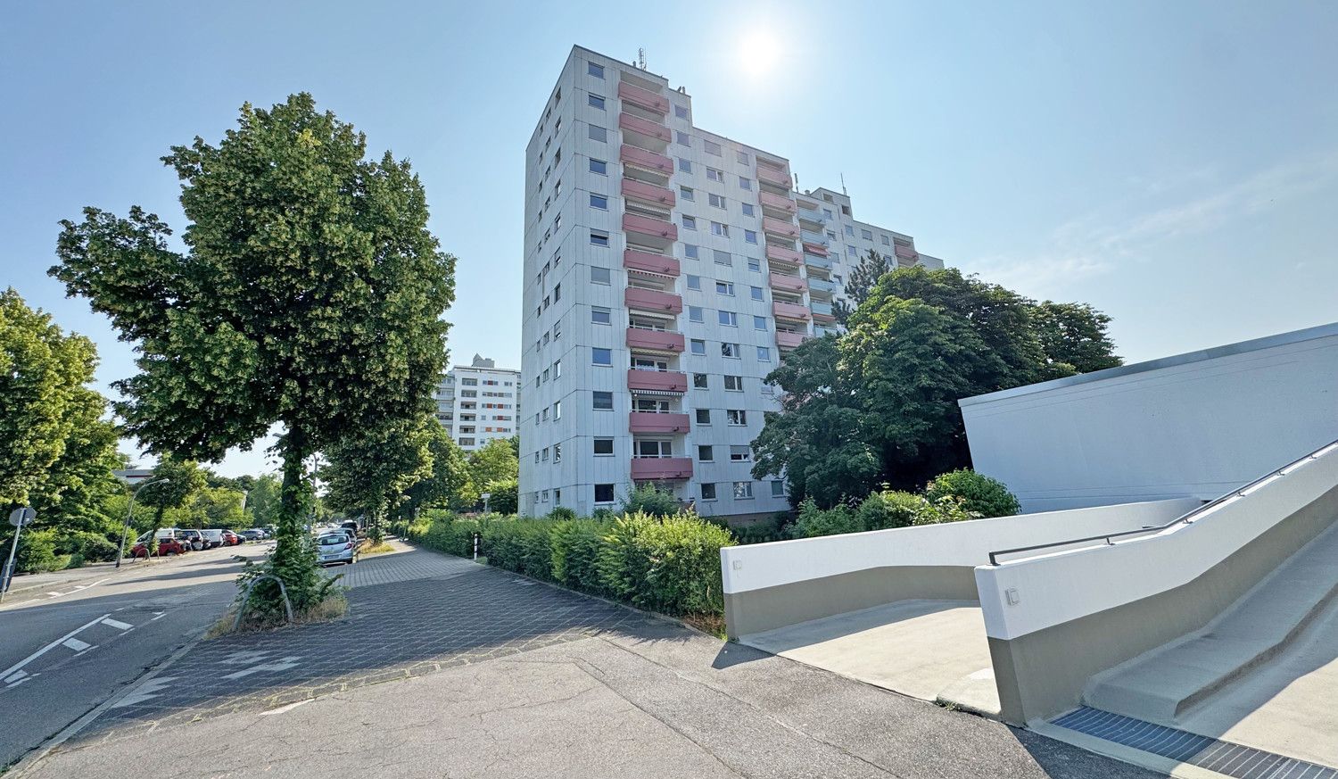 Außenansicht mit Garageneinfahrt