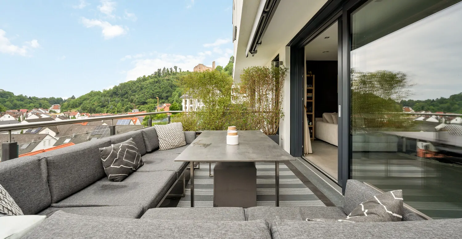 Balkon mit Blick auf die Burg Windeck