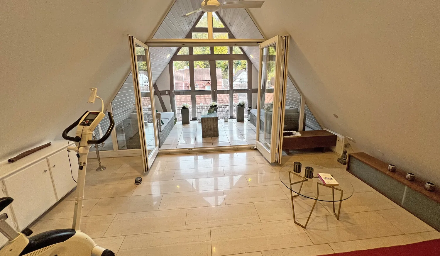 Schlafzimmer mit Zugang Loggia