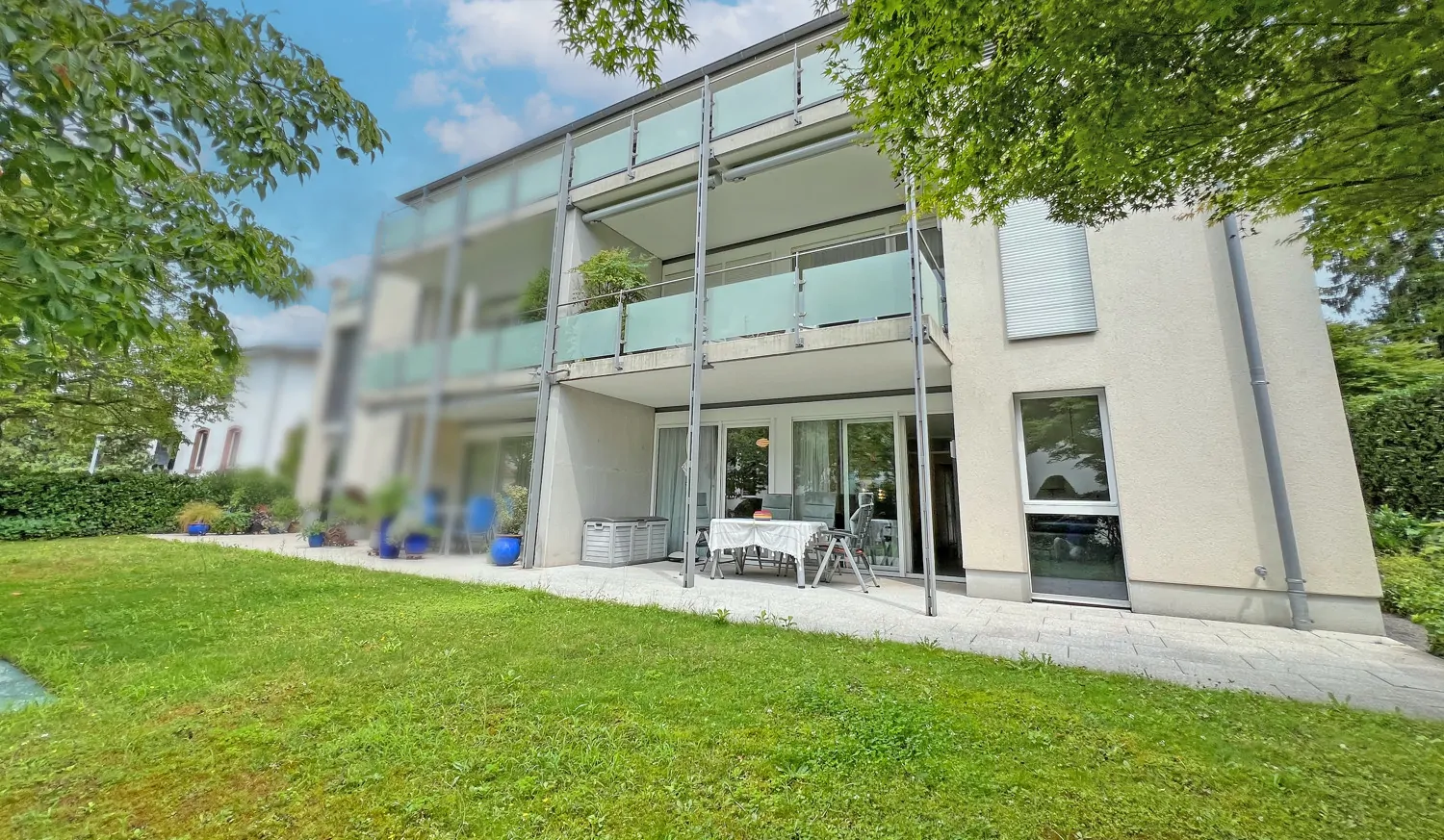 Terrasse mit Zugang zum Garten